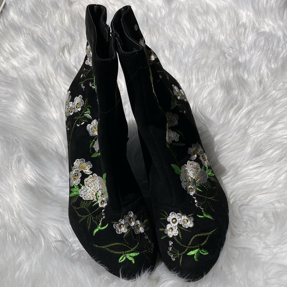 Random Embroidered Boots - Picture 5 of 5
